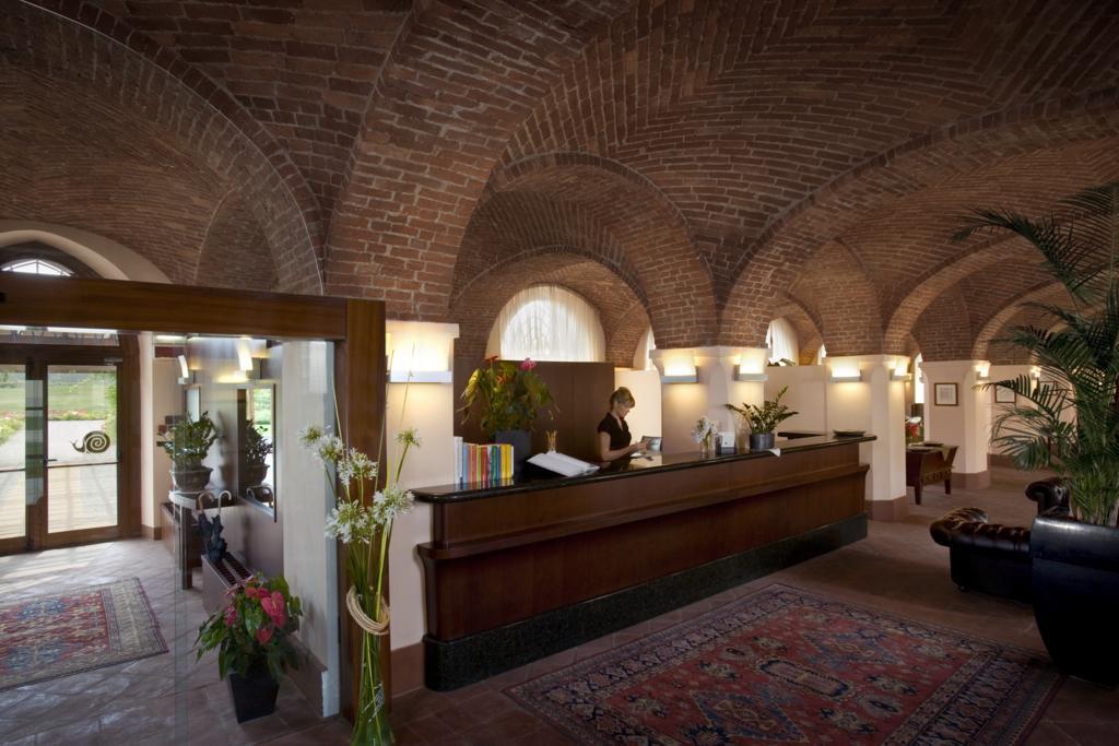 Albergo Dell'Agenzia Bra Exteriör bild